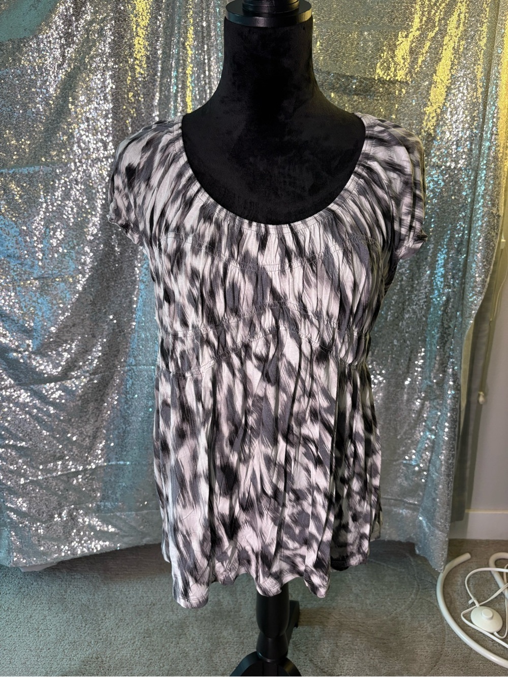 Flowy Leopard Style Cinched Tee 🤍